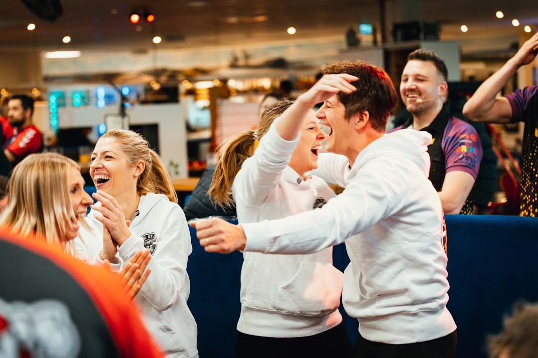 Teilnehmende jubeln gemeinsam bei einem früheren GemeinsamGutes-Bowlingevent